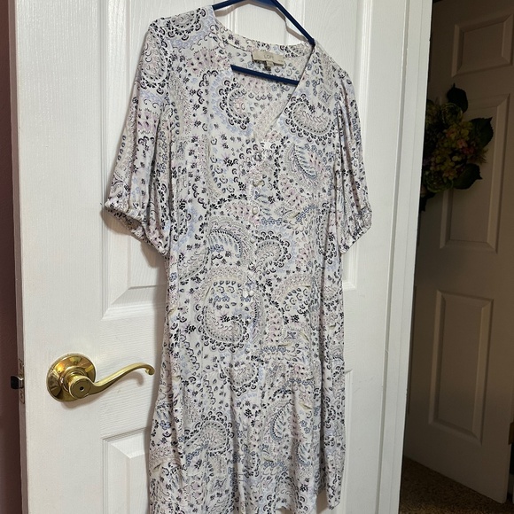 LOFT Dresses & Skirts - Ann Taylor Loft Flounce Short Sleeve Mini Dress. Size Medium Petite.